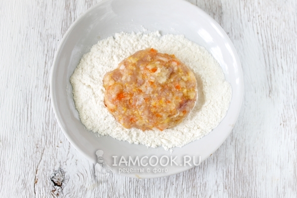 Обвалять котлеты в муке