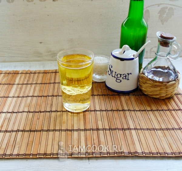 Смешать масло, уксус, соль и сахар