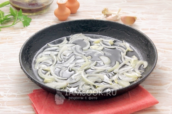 Обжарить лук