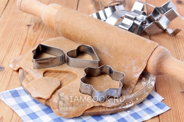 Вырезать из теста фигурки