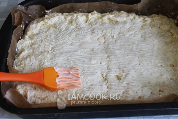Смазать тесто майонезом