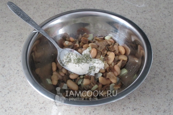 Добавить майонез и укроп