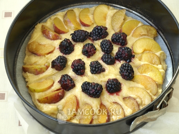 Выложили сливы и ежевику на тесто