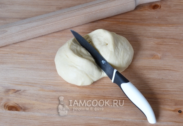 Поделить тесто на 2 части