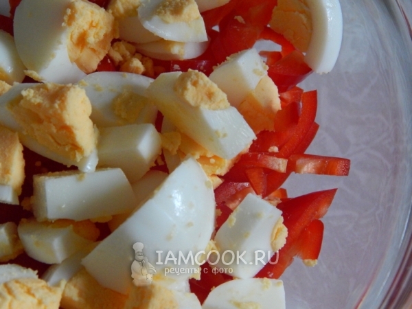 Порезать варенные яйца