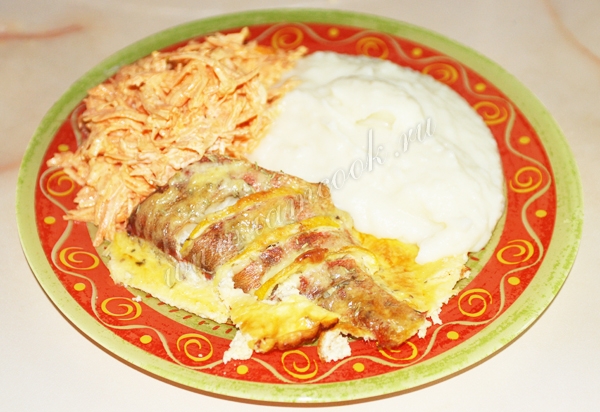 Морской окунь под сырным соусом с гарниром