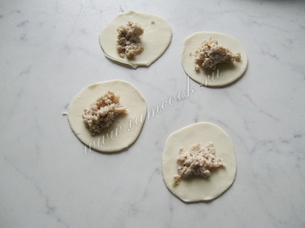 Выкладываем начинку на тесто