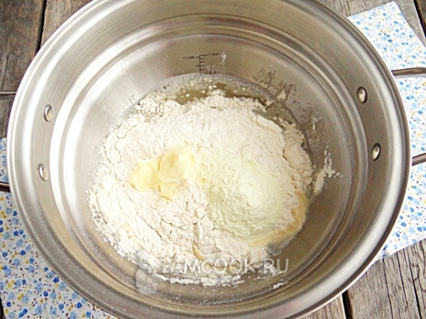 Добавить муку, масло и дрожжи