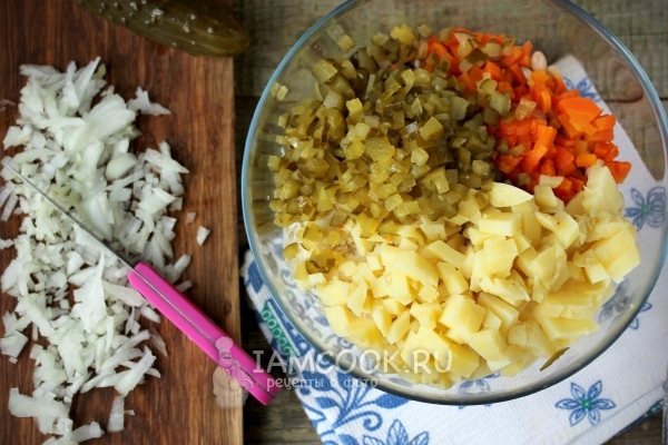 Добавить морковь, картофель и огурцы