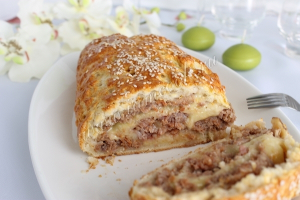 Рулет с фаршем и сыром