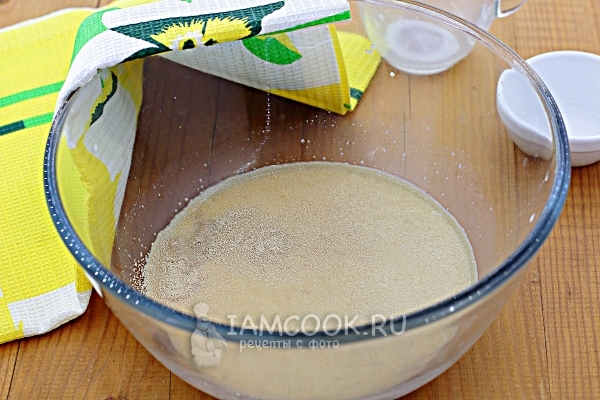 Смешать молоко с дрожжами и сахаром