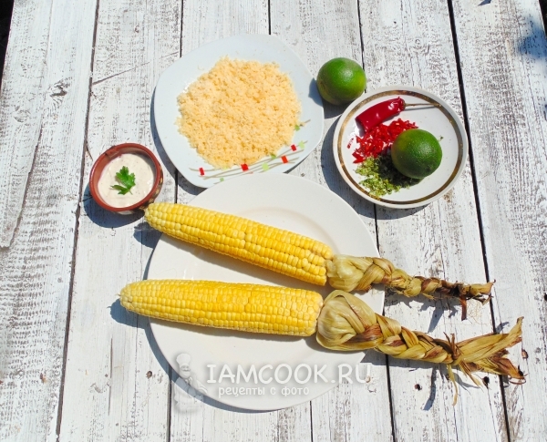 Приготовить сыр, специи и кукурузу