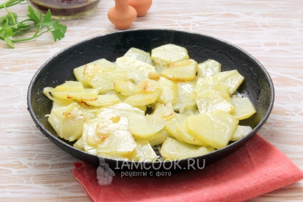 Пожарить картофель с луком