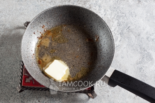 Положить в сковороду масло и влить вино