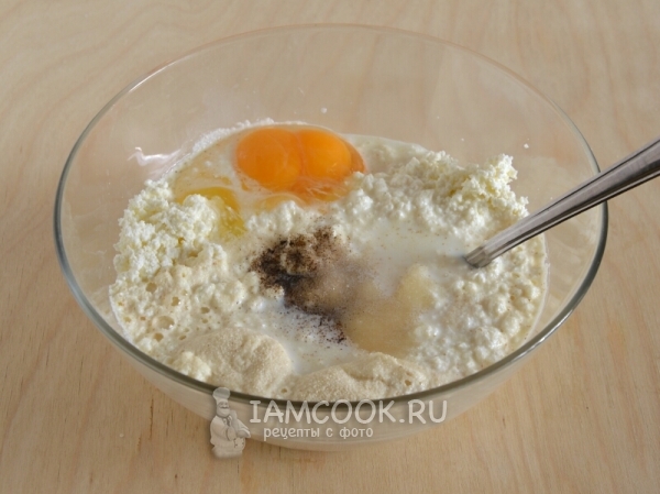 Влить молоко и всыпать сахар