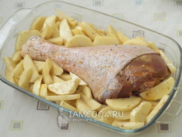 Положить в форму картофель и голень