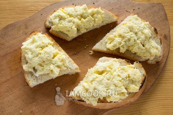 Накладываем яичницу на хлеб