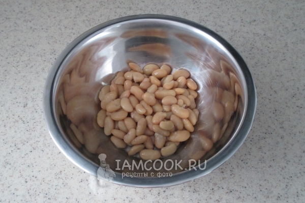 Слить с фасоли жидкость