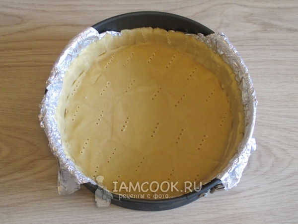 Выложить тесто в форму