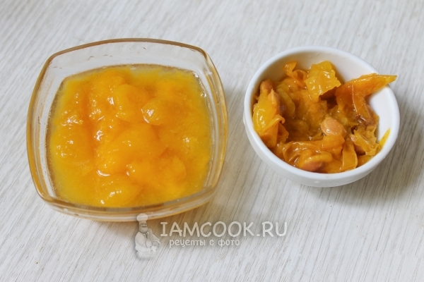 Отделить мякоть алычи от шкурки и косточек