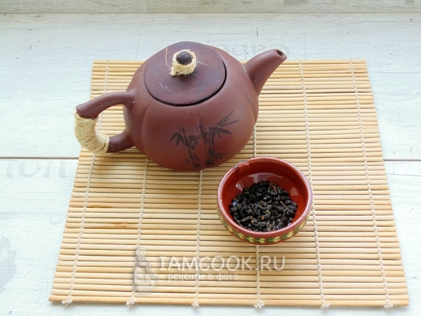 Положить чай в кружку