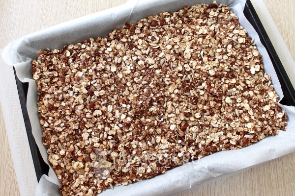 Выложить смесь в противень