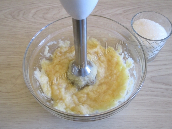 Пюрирование яблок блендером