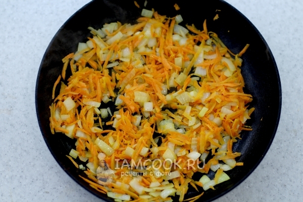 Пожарить лук и морковь