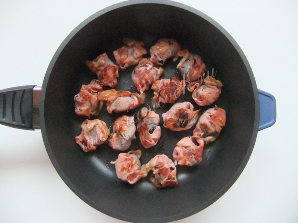 Обжариваем закуску из чернослива и бекона