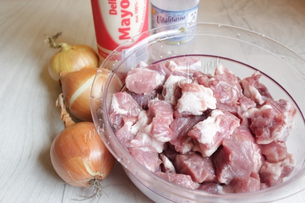 Ингредиенты для шашлыка на минералке