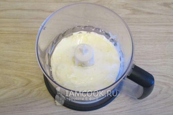 Смешать кефир, масло и яйца