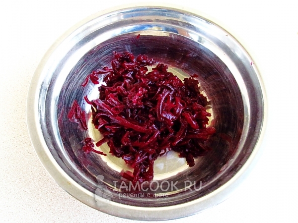Натереть вареную свеклу