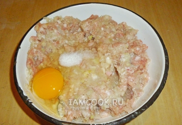 Добавить яйцо и соль