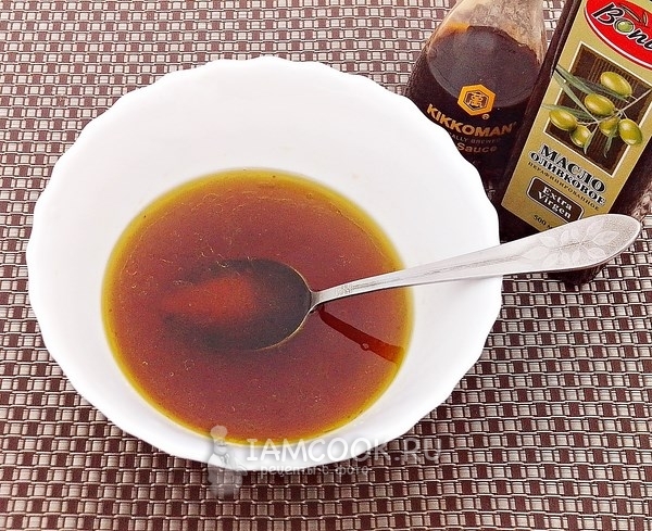 Смешать оливковое масло, соевый соус и вино