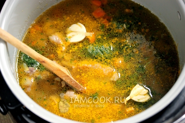 Влить воду и положить чеснок с куркумой