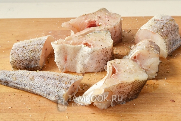 Натереть рыбу приправой