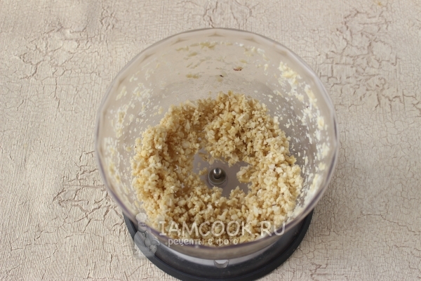 Измельчить орехи