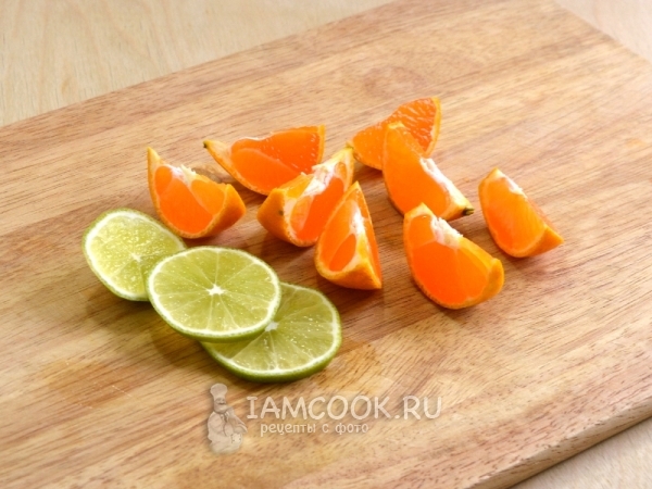 Порезать лайм и мандарин