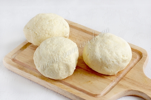 Разделить творожное тесто на 3 части