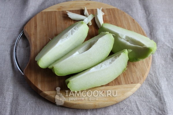 Почистить и разрезать чайоту