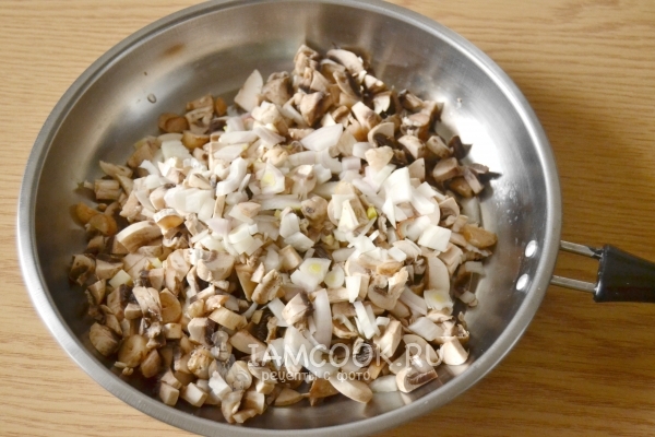 Обжарить грибы с луком