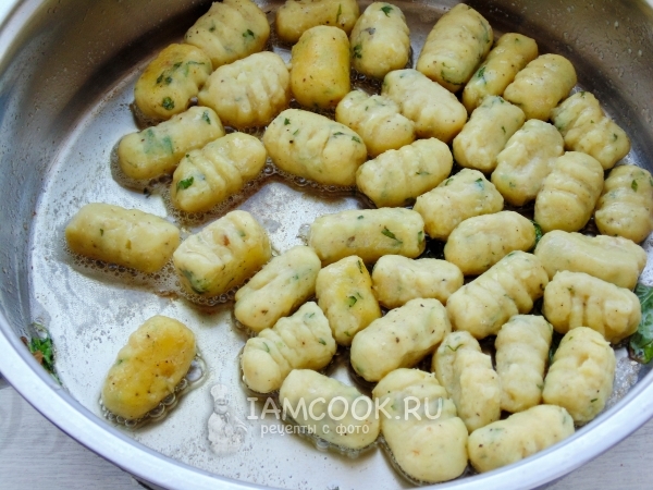 Обжарить ньокки