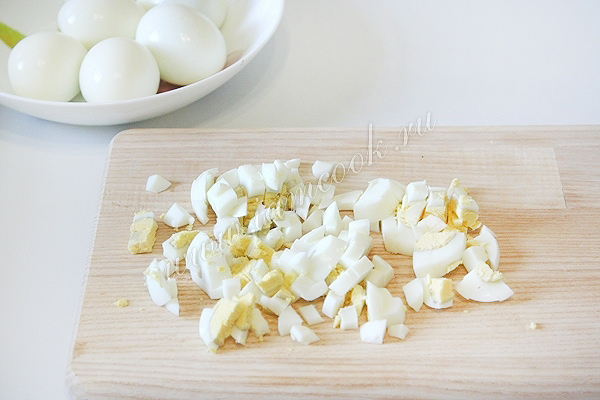 Нарезаем яйца