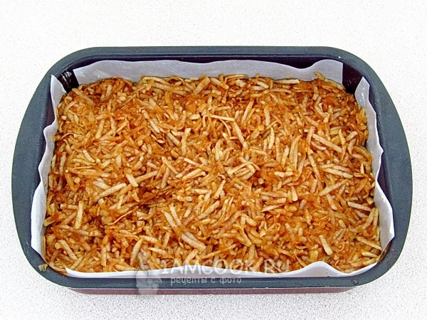 Положить слой яблок