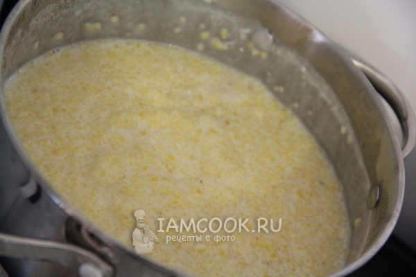 Сварить кукурузную кашу на воде и молоке
