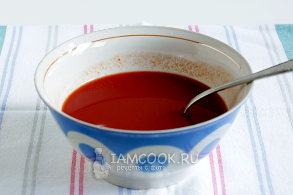 Смешать воду с томатной пастой