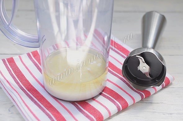 Взбить ингредиенты в чаше блендера