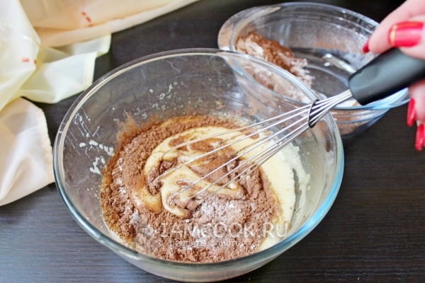 Всыпать сухие ингредиенты