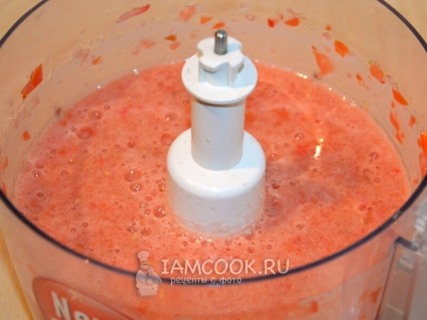 Измельчить помидоры