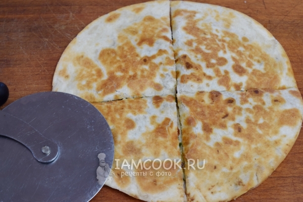 Готовая кесадилья с грибами